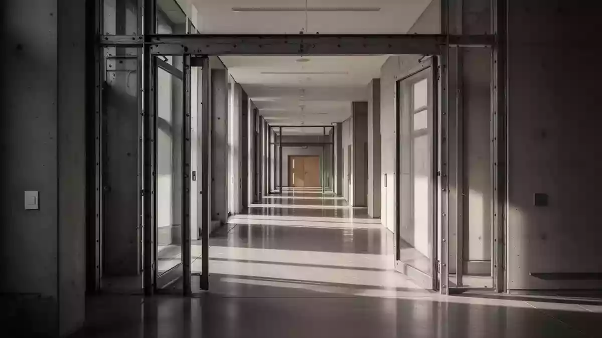 Leerer Flur in einem modernen Universitätsgebäude mit Stahltüren und klaren architektonischen Linien. Illustration mit AI erstellt.