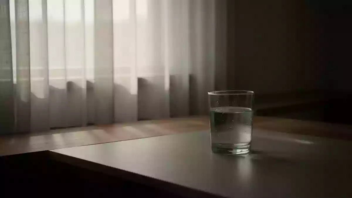 Ein stiller, minimalistischer Innenraum mit weichem Morgenlicht, das auf einen leeren Tisch fällt und eine ruhige, klare Atmosphäre erzeugt. Illustration mit AI erstellt.
