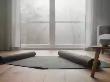 Ein minimalistischer, heller Wohnraum an einem trüben Herbstmorgen mit einer Yogamatte auf dem Boden. - Foto: über boerse-global.de