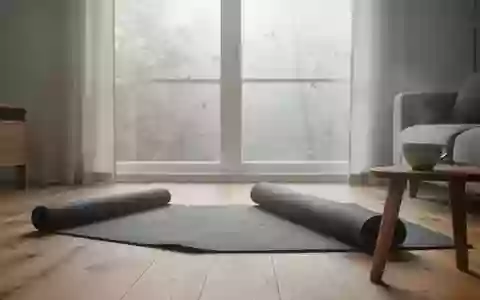 Ein minimalistischer, heller Wohnraum an einem trüben Herbstmorgen mit einer Yogamatte auf dem Boden. - Foto: über boerse-global.de