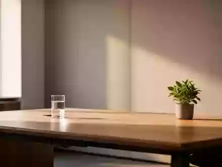 Ein minimalistischer, aufgeräumter Arbeitsplatz in einem hellen Büro mit natürlichem Lichteinfall. - Foto: über boerse-global.de