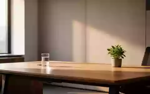 Ein minimalistischer, aufgeräumter Arbeitsplatz in einem hellen Büro mit natürlichem Lichteinfall. - Foto: über boerse-global.de