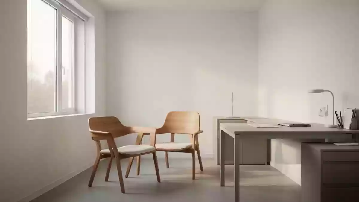 Ein heller, minimalistischer Behandlungsraum in einer medizinischen Praxis mit natürlichem Tageslicht. Illustration mit AI erstellt.