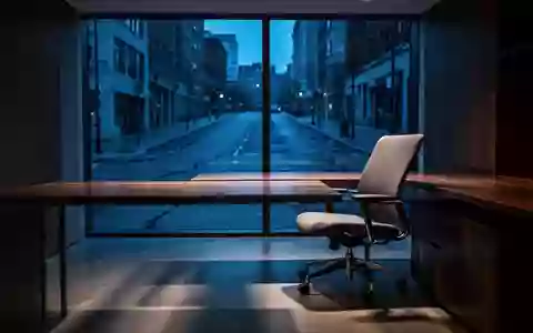 Ein minimalistisch eingerichtetes Büro in der Dämmerung mit Blick auf eine nächtliche Stadtstraße. - Foto: über boerse-global.de