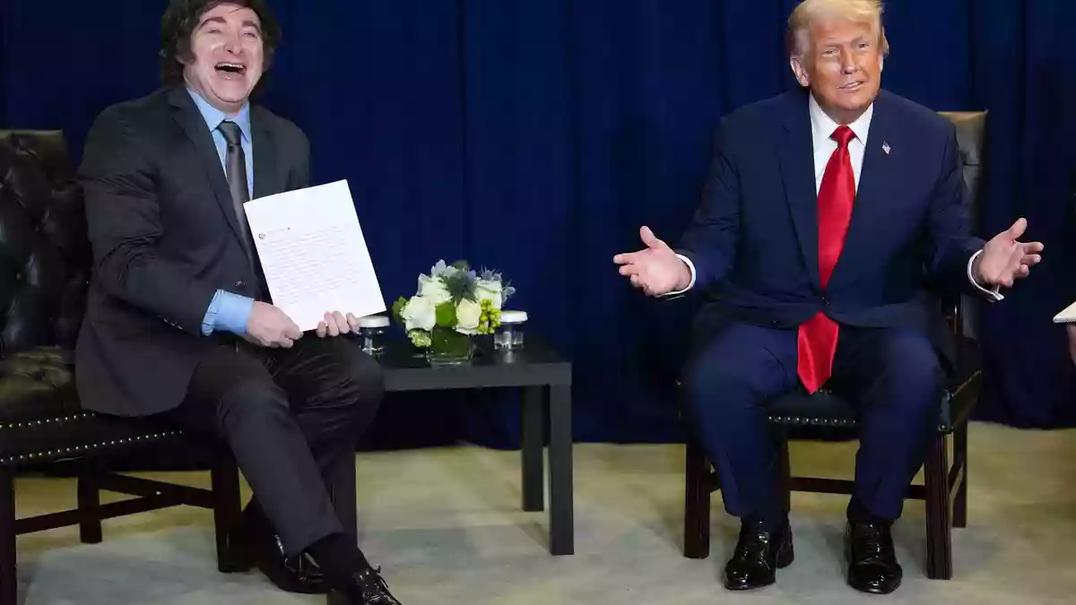 Argentiniens Staatschef Milei und US-Präsident Trump sind Unterstützer der Bolsonaros. (Archivbild) - Bild: Evan Vucci/AP/dpa