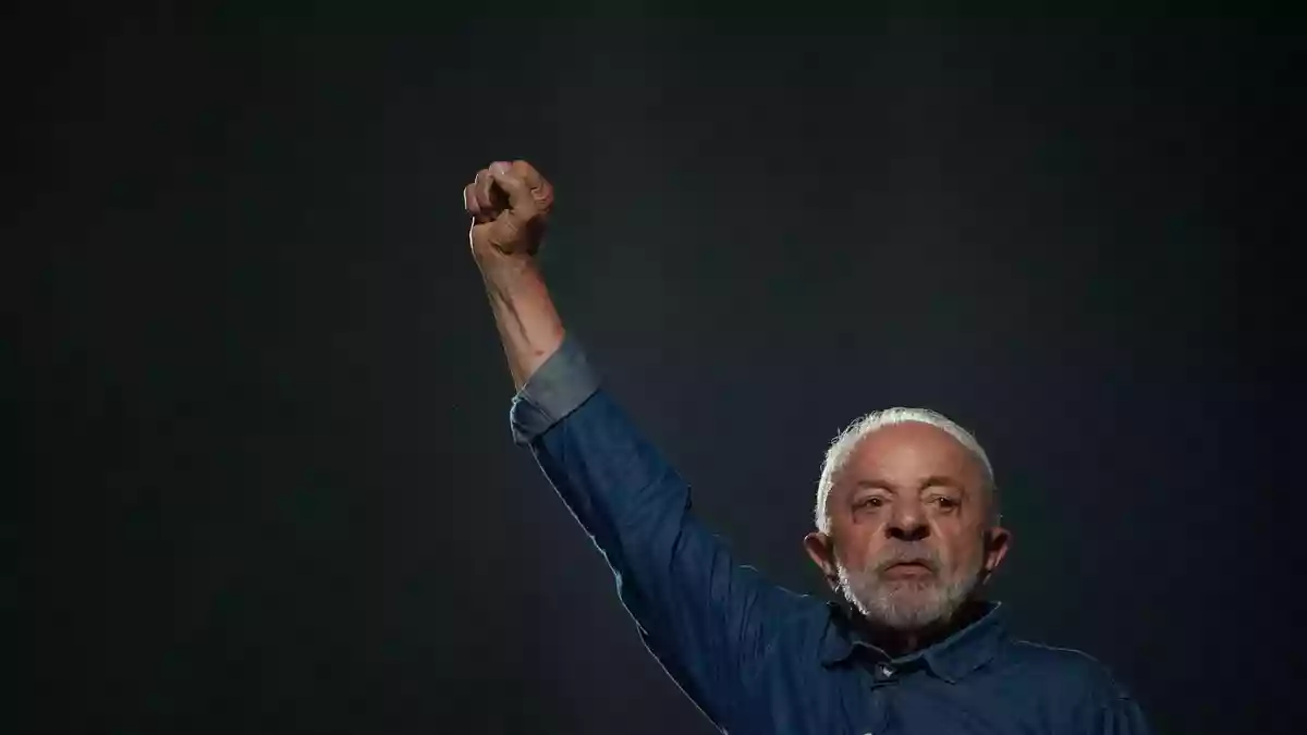 Der Linkspolitiker Lula wurde zum Sieger der Präsidentenwahl erklärt. - Bild: Natacha Pisarenko/AP/dpa