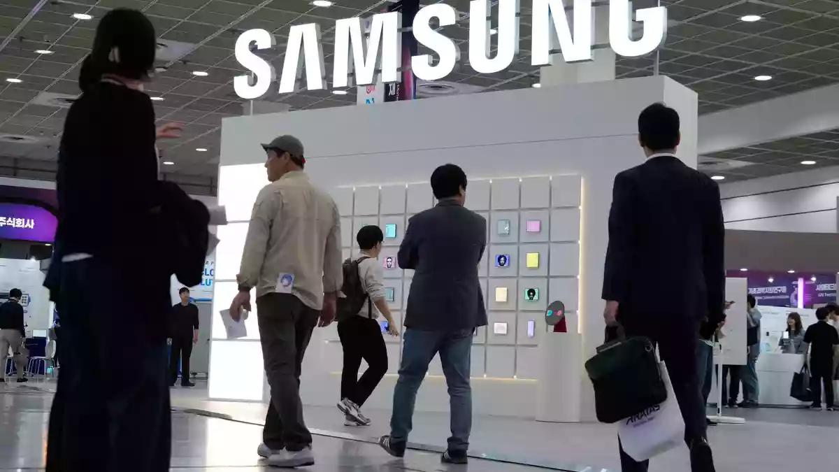 Samsung Electronics hat im dritten Quartal einen Rekordgewinn eingefahren. (Archivbild) - Bild: Ahn Young-joon/AP/dpa
