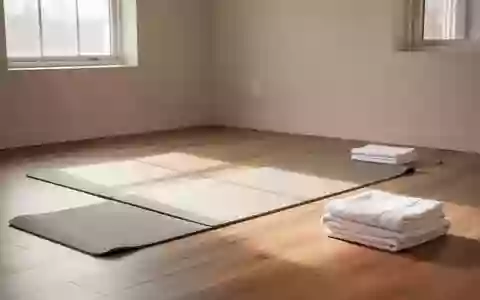 Ein minimalistischer, lichtdurchfluteter Raum für Physiotherapie mit einer ausgebreiteten Yogamatte auf einem Holzboden. - Foto: über boerse-global.de