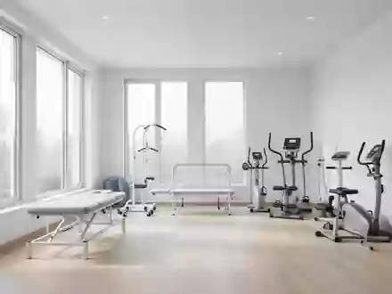 Ein heller, moderner Therapieraum mit professioneller medizinischer Ausstattung und natürlichem Lichteinfall. - Foto: über boerse-global.de