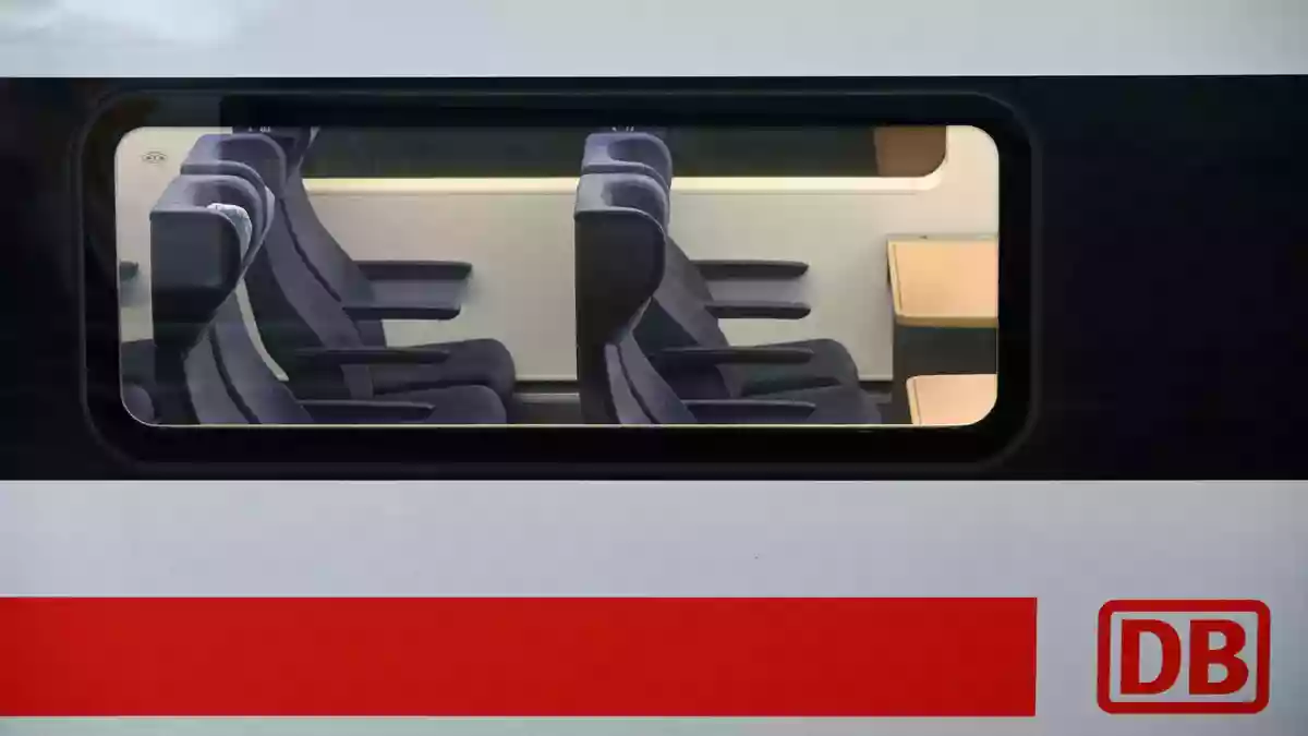 Das Familienticket gibt es jetzt dauerhaft. (Symbolbild) - Bild: Uwe Zucchi/dpa