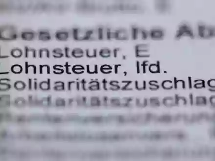 Wer eine Lohnsteuerermäßigung beantragen möchte, muss auf Fristen achten. (Symbolbild) - Foto: Jens Büttner/dpa-Zentralbild/dpa