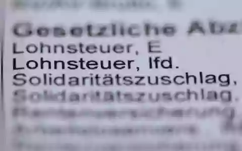Wer eine Lohnsteuerermäßigung beantragen möchte, muss auf Fristen achten. (Symbolbild) - Foto: Jens Büttner/dpa-Zentralbild/dpa