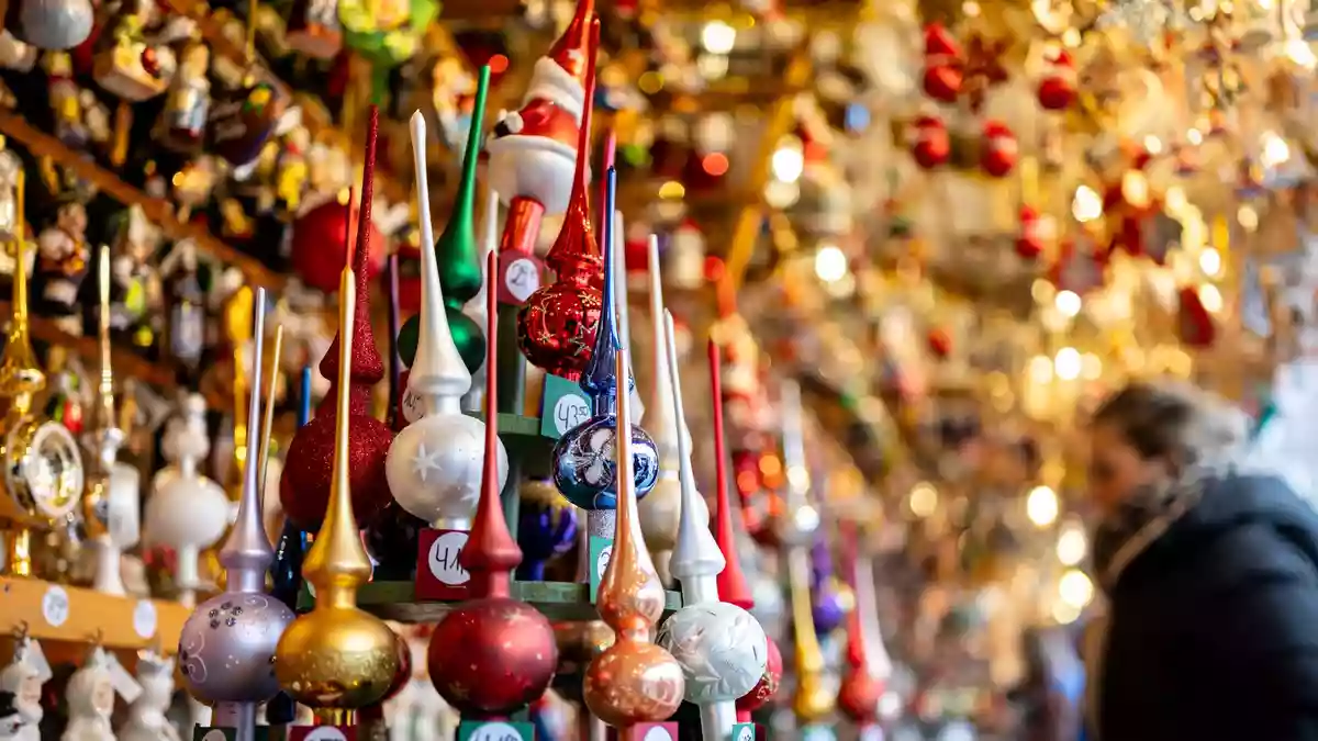Es weihnachtet schon wieder auf den ersten Weihnachtsmärkten. (Symbolbild) - Bild: Daniel Karmann/dpa