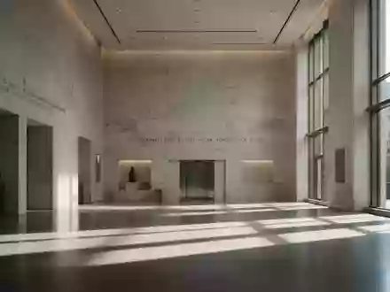 Ein minimalistisch gestalteter, lichtdurchfluteter Flur in einem modernen Regierungsgebäude mit klaren architektonischen Linien. - Foto: über boerse-global.de