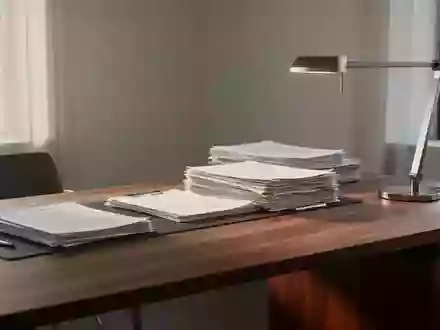 Ein minimalistischer Schreibtisch mit ordentlichen Unterlagen und natürlichem Lichteinfall in einem modernen Büro. - Foto: über boerse-global.de