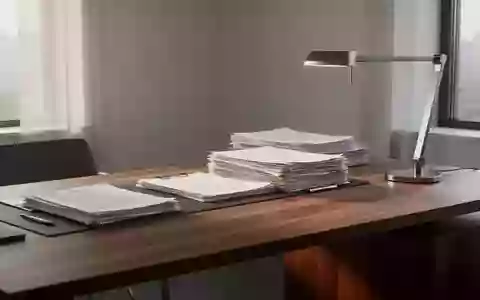 Ein minimalistischer Schreibtisch mit ordentlichen Unterlagen und natürlichem Lichteinfall in einem modernen Büro. - Foto: über boerse-global.de