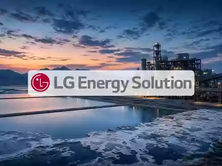 Moderne Batteriefabrik in bläulichem Licht als Symbol für die Energiebranche und Marktentwicklungen. - Foto: über boerse-global.de