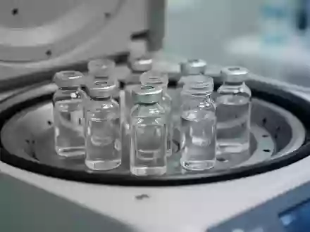 Laborzentrifuge mit medizinischen Probengefäßen in einem klinischen Umfeld zur diagnostischen Analyse. - Foto: über boerse-global.de