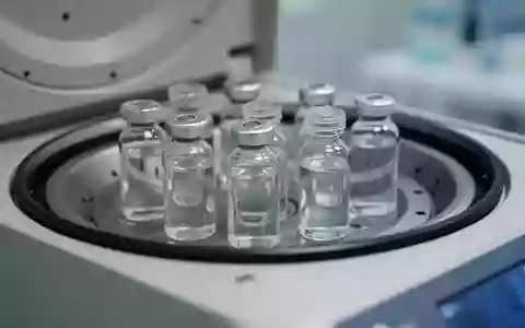 Laborzentrifuge mit medizinischen Probengefäßen in einem klinischen Umfeld zur diagnostischen Analyse. - Foto: über boerse-global.de