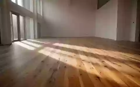 Ein minimalistischer, lichtdurchfluteter Raum mit Holzboden und weichen Schatten, der eine ruhige Trainingsumgebung symbolisiert. - Foto: über boerse-global.de