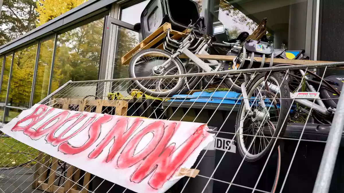 Studentinnen und Studenten blockierten am Mittwoch das Otto-Suhr-Institut der Freien Universität Berlin, um sich gegen Aufrüstung und Sozialkürzungen zu stellen. Die Aktion wurde von der Initiative «Gen Z regelt» organisiert.  - Bild: Michael Ukas/dpa