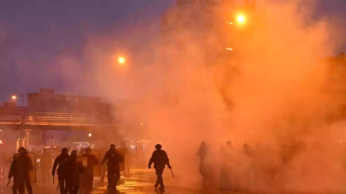 Die Proteste in Frankreich sind eine Inspiration für «Gen Z regelt», die Gruppierung distanziert sich aber von Gewalt (Archivbild). - Bild: Nicolas Tucat/AFP/dpa
