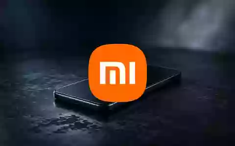 Ein modernes Smartphone auf einer dunklen, reflektierenden Oberfläche in einem minimalistischen, professionellen Studio. - Foto: über boerse-global.de