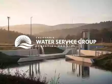 Abstrakte Darstellung moderner Wasserinfrastruktur in einer Landschaft bei Sonnenuntergang. - Foto: über boerse-global.de