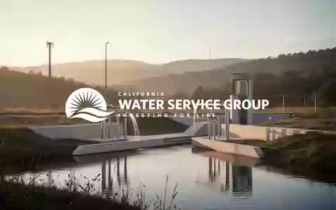 Abstrakte Darstellung moderner Wasserinfrastruktur in einer Landschaft bei Sonnenuntergang. - Foto: über boerse-global.de