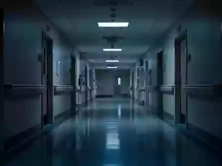 Ein leerer, ruhig beleuchteter Krankenhausflur mit spiegelnden Bodenflächen in einer klinischen Umgebung. - Foto: über boerse-global.de