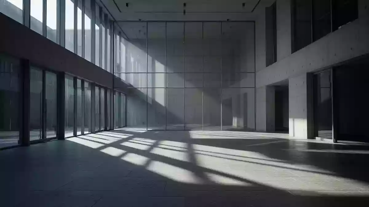 Ein heller, leerer Raum mit hohen Fenstern, durch die Sonnenlicht lange, geometrische Schatten auf den Boden wirft. Illustration mit AI erstellt.
