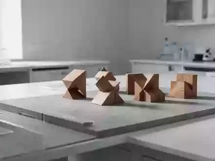 Ein minimalistischer Arbeitsbereich mit abstrakten geometrischen Holzpuzzles als Symbol für kognitives Training. - Foto: über boerse-global.de