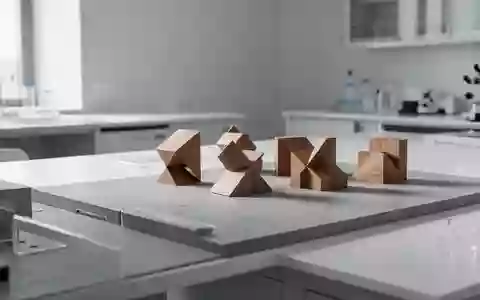Ein minimalistischer Arbeitsbereich mit abstrakten geometrischen Holzpuzzles als Symbol für kognitives Training. - Foto: über boerse-global.de