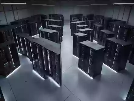 Reihen von dunklen Server-Schränken in einem modernen, schwach beleuchteten Rechenzentrum. - Foto: über boerse-global.de