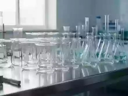 Leere Laborgefäße aus Glas auf einer Edelstahloberfläche in einer sterilen Umgebung. - Foto: über boerse-global.de