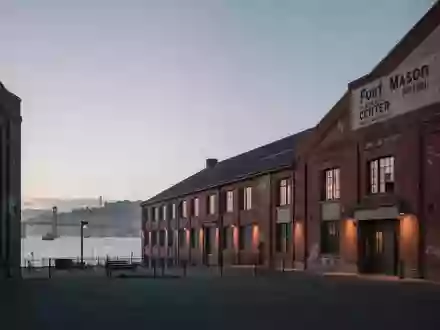 Die historischen Gebäude des Fort Mason Centers in San Francisco bei Dämmerung. - Foto: über boerse-global.de
