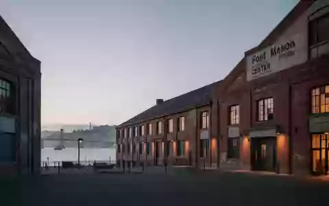 Die historischen Gebäude des Fort Mason Centers in San Francisco bei Dämmerung. - Foto: über boerse-global.de