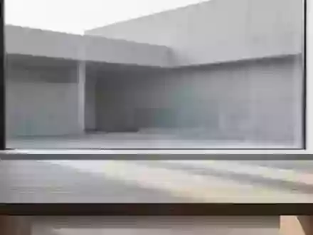 Minimalistischer, aufgeräumter Arbeitsplatz mit natürlichem Licht und geometrischen Schatten auf einer Holzoberfläche. - Foto: über boerse-global.de
