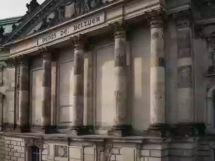 Detailansicht der neoklassizistischen Fassade eines historischen deutschen Regierungsgebäudes bei Tageslicht. - Foto: über boerse-global.de