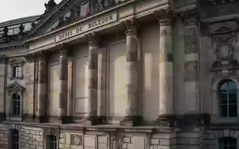Detailansicht der neoklassizistischen Fassade eines historischen deutschen Regierungsgebäudes bei Tageslicht. - Foto: über boerse-global.de