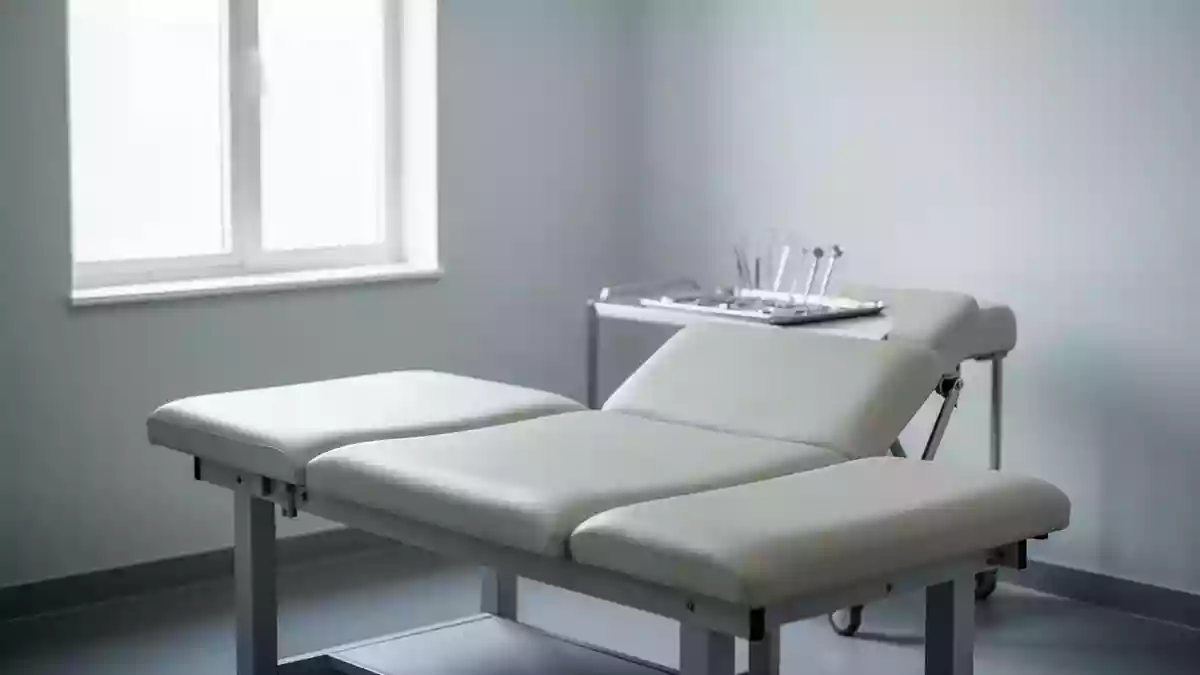 Ein minimalistisch eingerichteter, heller Untersuchungsraum in einer Arztpraxis mit einer medizinischen Liege. Illustration mit AI erstellt.