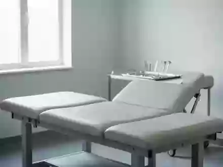 Ein minimalistisch eingerichteter, heller Untersuchungsraum in einer Arztpraxis mit einer medizinischen Liege. - Foto: über boerse-global.de