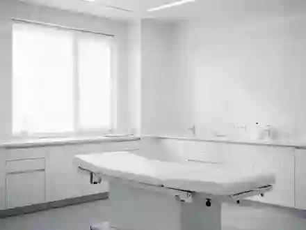 Ein heller, steriler Behandlungsraum in einer Klinik mit klaren Linien und natürlichem Licht. - Foto: über boerse-global.de