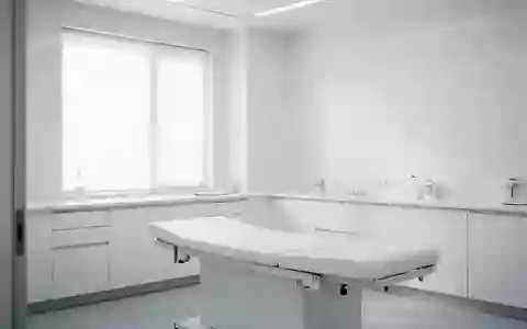 Ein heller, steriler Behandlungsraum in einer Klinik mit klaren Linien und natürlichem Licht. - Foto: über boerse-global.de