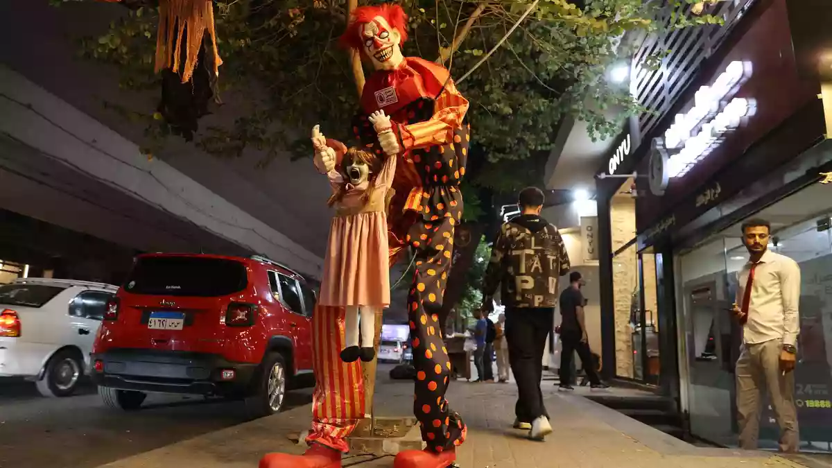 Ein paar Geschäfte in Kairo verkaufen gruselige Kostüme zu Halloween. (Archivbild) - Bild: Mohammed Talatene/dpa