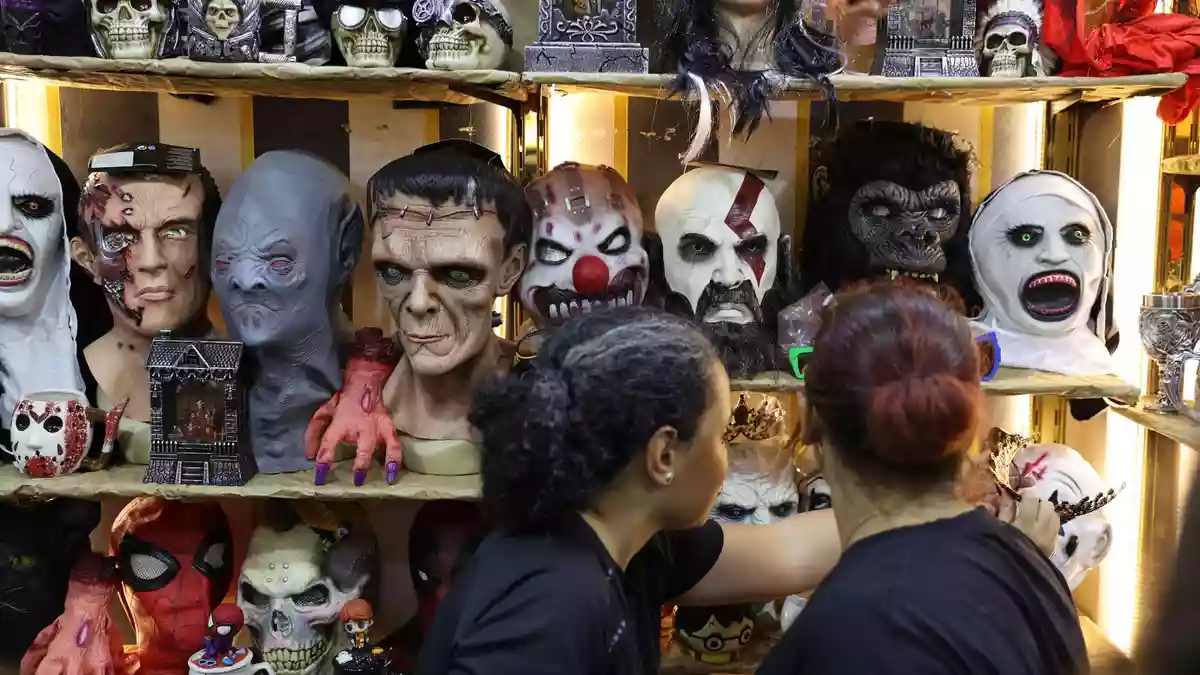 Es gibt Halloween-Partys für Erwachsene und Kinder-Veranstaltungen. (Archivbild) - Bild: Mohammed Talatene/dpa