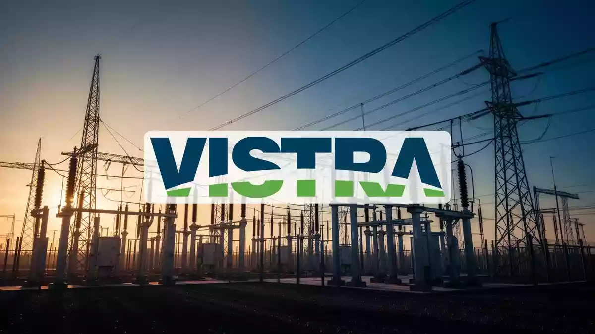 Moderne elektrische Infrastruktur und Hochspannungsleitungen bei Sonnenuntergang als Symbol für den Energiesektor. Illustration mit AI erstellt.