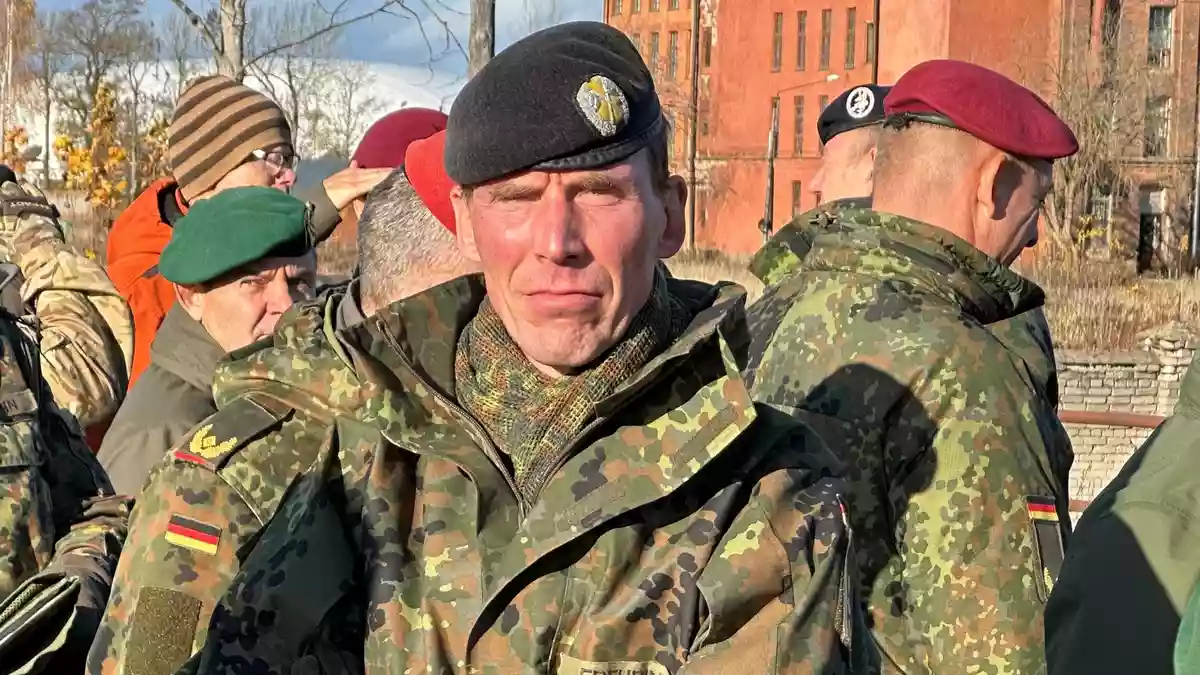 Generalleutnant Christian Freuding an der Nato-Ostflanke mit der Grenze zu Russland. - Bild: Carsten Hoffmann/dpa