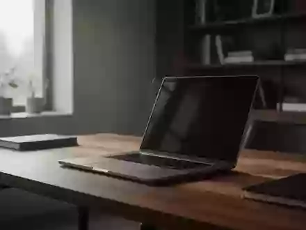 Ein minimalistischer Schreibtisch mit einem Laptop in einem ruhigen, natürlich beleuchteten Arbeitszimmer. - Foto: über boerse-global.de