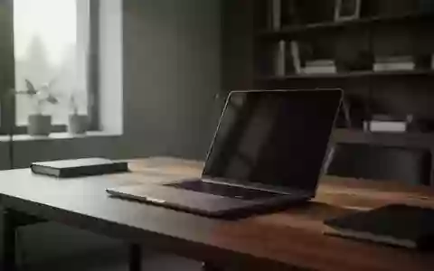 Ein minimalistischer Schreibtisch mit einem Laptop in einem ruhigen, natürlich beleuchteten Arbeitszimmer. - Foto: über boerse-global.de